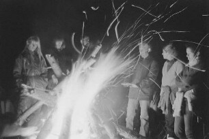 Höfgen. Akt-Pleinair 1979. Renate Rössing, ein unbekannter Fotograf, Günter Rössler und mehrere junge Frauen am Lagerfeuer
