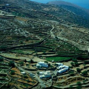 Syros. Ackerterrassen und Würfelhäuser im trockenen Norden der Insel