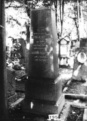 Grabstein 795 (Index: 99630297) Material: geschliffener Granit Zustand: gut Maße HxBxT: 200x70x56 cm Beschreibung: Obelisk auf getrepptem Sockel: Grabstein 795