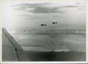 Stukas im Flug über der nordafrikanischen Küste