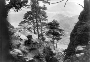 Sächsische Schweiz, Rathener Gebiet. Blick von der Aussicht unterhalb des Mönchssteines über die Elbe nach Süden zum Lilienstein