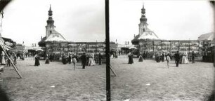 Warnsdorf (heute Varnsdorf / Tschechien). Jahrmarkt auf dem Marktplatz (Schaubude von einem "Pariser Lachkabinett" und Bildwand eines "Moritatensängers"