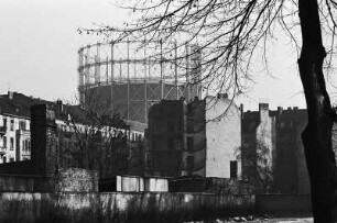 In Berlin-Schöneberg : In Berlin-Schöneberg, Hauptstrasse mit Blick zum Schöneberger Gasometer