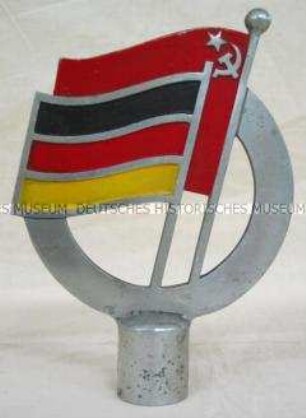 Fahnenspitze mit dem Emblem der Gesellschaft für Deutsch-Sowjetische Freundschaft