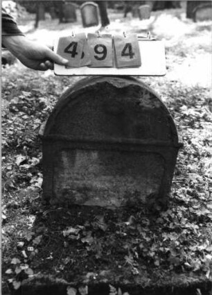 Grabstein 494 (Index: 99791131) Zustand: bis auf Buchstabenreste verwittert Maße HxBxT: 45x45x13 cm: Grabstein 494