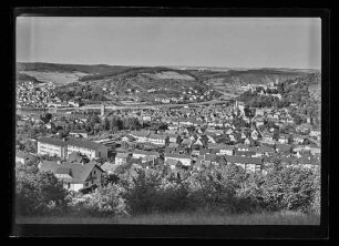 Blick aus Richtung Wartberg auf z.T. Alte Steige (mit Schule), Mittlere Flur, Altstadt, Burg und Kreuzwertheim