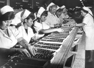Saarlouis. In der Trumpf-Schokoladenfabrik befüllen Arbeiterinnen Bonbonieren mit Pralinen.