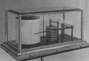 Aneroid-Barograph von Fuess, in Glasgehäuse für Stationen : Technikgeschichte | Physik | Mechanik | Messung des Luftdruckes | Barometer und Barographen