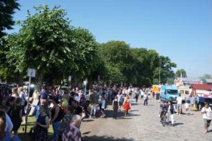 Bad Oldesloe: Kindervogelschießen: Festplatz (Exer), links Aufbau der Spiele und Sammelplätze der Schulklassen, rechts Bewirtungsbuden, mittig Passanten und Besucher des Festplatzes, 30.06.2022