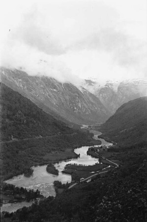 Gletschertal : Blick in ein von einem Gletscher geformtes Tal. In der Talsohle fließt ein Gletscherbach.