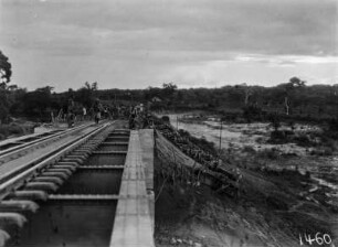 Umgestürzte Zugwagen : Umgestürzte Zugwagen an einer Brücke.