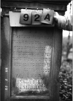 Grabstein 92 (Index: 99751855) Material: Sandstein Zustand: leicht verwittert Maße HxBxT: 157x49x24 cm Beschreibung: Stele, profil. Sock/Abdeckplatte m. Volutenaufsatz m. Palmette/rechteck. Schriftfeld Symbolik: Voluten, Palmette: Grabstein 92A
