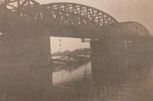 Elbschiffer, ein Schleppkahn ist vor den Pfeilern der Niederwarthaer Brücke auf Grund gegangen