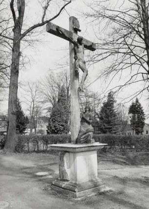 Christus am Kreuz mit der knienden Maria Magdalena