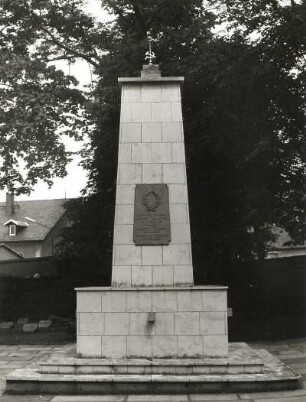 Annaberg-Buchholz. Alter Friedhof. Ehrenmal für die sowjetischen Helden. Obelisk mit Symbol Hammer und Sichel