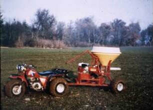 Fotografie: Düngerstreuer, Pendelstreuer, Fahrwerk