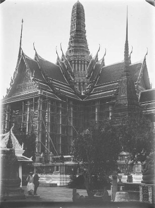 Tempelanlage : Blick auf einen eingerüsteten Tempel der Wat Pho-Tempelanlage