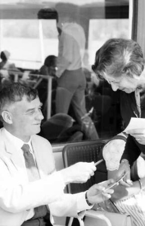24. Tagung 1974 Chemiker; Bodenseefahrt: Richard L. M. Synge signiert; Frau Pragher