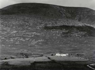 Landschaft der Halbinsel Kerry mit einsamen Haus inmitten der Iveragh Mountains