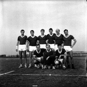 Verein für Leibesübungen (VfL) Oldesloe von 1862 e.V.: Handballmannschaft auf Sportplatz