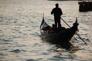 Gondoliere in Venedig : Gondel auf dem Canal Grande im abendlichen Gegenlicht. Aufgenommen im März 2007