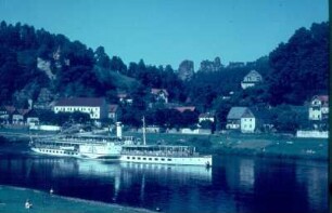 Rathen. Blick von Oberrathen über die Elbe mit Personen-Seitenraddampfer "Leipzig" gegen Niederrathen mit Hotel "Erbgericht" und Grünbachmündung