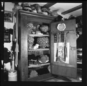 Bauernschrank mit Trachtenzubehör