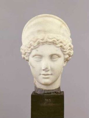 Kopf einer Göttin mit Diadem