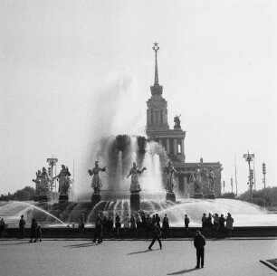 Brunnen der Völkerfreundschaft : Moskau. Volkswirtschaftsausstellung der UdSSR (Allrussisches Ausstellungszentrum). Brunnen der Völker der Sowjetunion (Brunnen der Völkerfreundschaft)