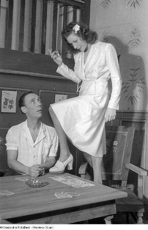Szenenbilder aus dem musikalischen Lustspiel "Bezauberndes Fräulein" im Theater am Schiffbauerdamm Berlin