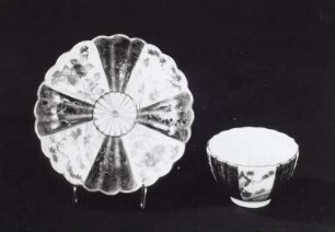 Koppchen und gemuschelte Untertasse