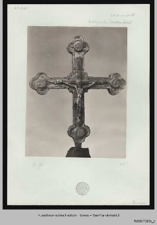 Kreuz mit der Darstellung der Kreuzigung Christi, umgeben von den Evangelistensymbolen