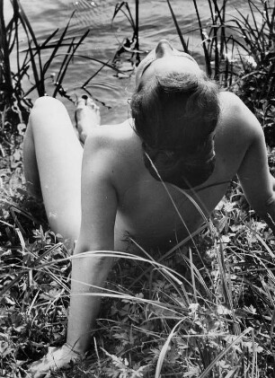Ostsee. Grömitz/Lenske. Die Frau des Fotografen sitzt am Ufer des FKK-Geländes