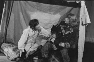 Szenenbilder aus "Die Räuber", Drama von Friedrich Schiller mit Musik von Tilo Müller-Medek (R: Manfred Karge und Matthias Langhoff; Dekor: Pieter Hein). Volksbühne Berlin, Premiere 10.02.1971 (legendäre DDR-Inszenierung) : Mit Hans Teuscher, Arno Wyzniewski, Günther Junghans, Heide Kipp, Gabriele Gysi, Klaus Mertens, Werner Tietze, Bodo Krämer, Dieter Montag, Carl-Hermann Risse, Michael Narloch, Berko Acker, Helmut Straßburger