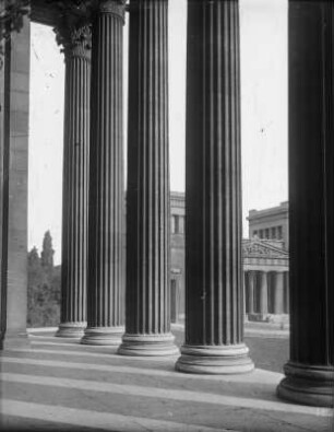 München. Königsplatz. Glyptothek (1816-1830; L. v. Klenze). Frontsäulen mit Blick gegen Propyläen