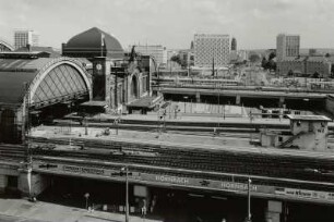 Empfangsgebäude : Hauptbahnhof (1893-1898; E. Giese, P. Weidner), Empfangsgebäude. Blick vom Büro- und Geschäftsgebäude, Friedrich-List-Platz 2, über Bahnhofsvorplatz und Gleisanlagen zur Prager Straße und St. Petersburger Straße