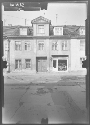 Potsdam, Gutenbergstraße 92. Wohnhaus mit Laden (18. Jh.). Straßenfront