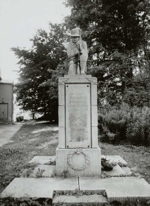 Denkmal für die Gefallenen des 1. Weltkrieges : Denkmal für die Gefallenen des 1. Weltkrieges. Kalkstein (Sockel), Kunststein (Figur) (nach 1918). Großolbersdorf, ehem. Friedhof