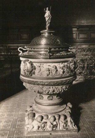 Taufstein : Taufstein. Sandstein, Messing (?). Sachsen, 1561 Fuß, 1889/1890 Kruppa. Pirna, Stadtkirche St. Marien