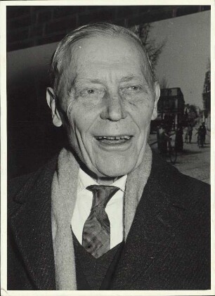 Der Hamburger Fotograf Heinrich Hamann während der Eröffnung einer Fotoausstellung in den siebziger Jahren in Hamburg