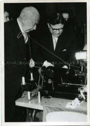 Bundespräsident Heuss besucht eine Essener Textilfabrik