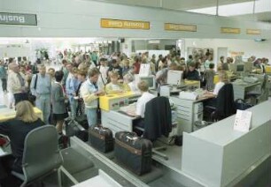 Dresden-Klotzsche, Flughafenstraße. Flughafen Dresden. Terminal 2. Check in-Schalter. Fluggäste beim Einchecken