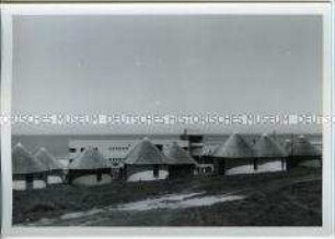Hotelanlage mit Bungalows im Stil der traditionellen Rundhütten, Port Elizabeth, Südafrika