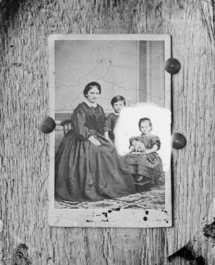Mutter mit zwei Kindern