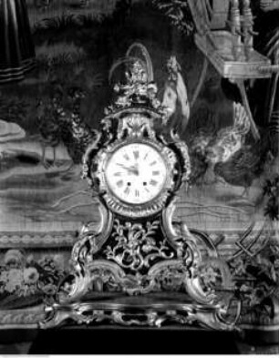Uhr mit Rocailleornamentik
