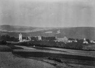 Stadt mit Burg : Blick über eine Landschaft mit Feldern. Im Hintergrund eine Stadt mit Burg