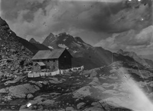 Schutzhütte : Bremer Hütte, im Hintergrund der Habicht (ca. 3277m)