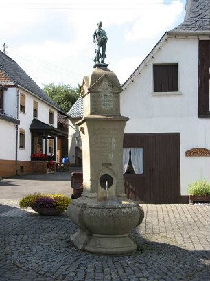 Brunnen, Kriegerdenkmal; Greifenstein, Knotenstraße 28 (vor Nr. 28)