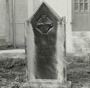Grabstein für den Pfarrer Philipp Angerer (+1927)