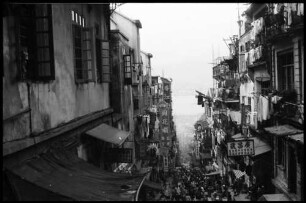 Hongkong: [steile Geschäftsstraße]